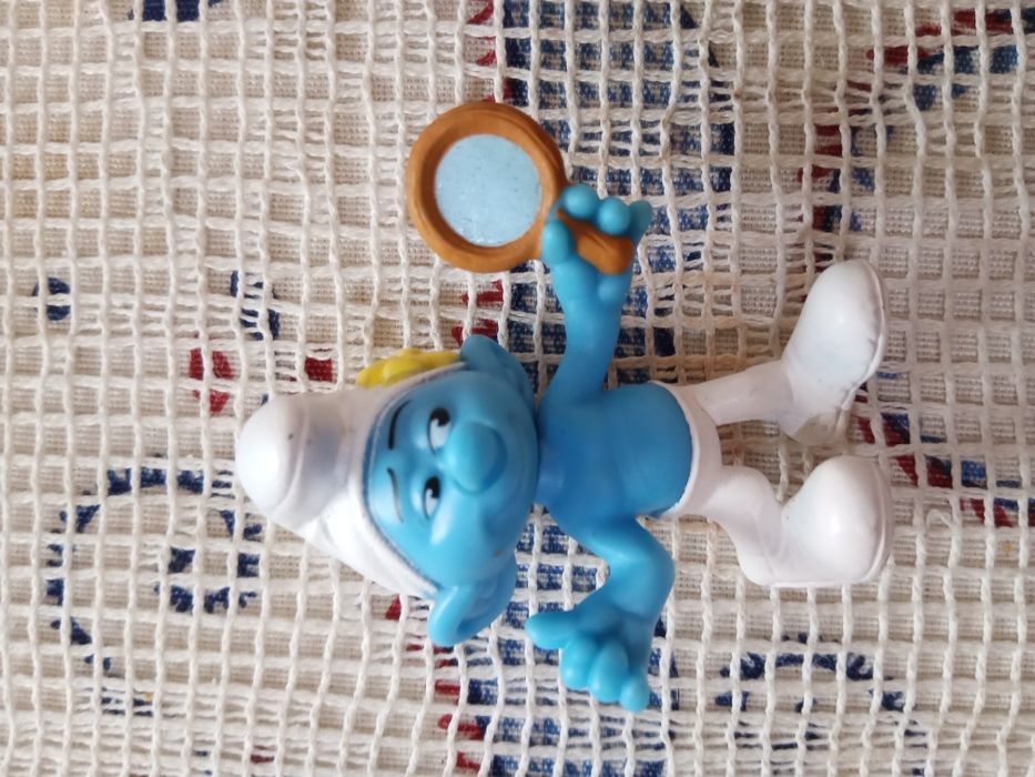 Figura Smurf Vaidade, com espelho na mão