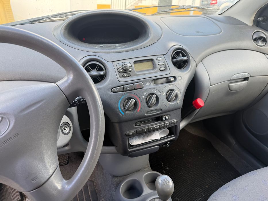 Toyota Yaris 1.0 VVT-i Línea Luna (2002) – Económico e Fiável. Poucos kms
