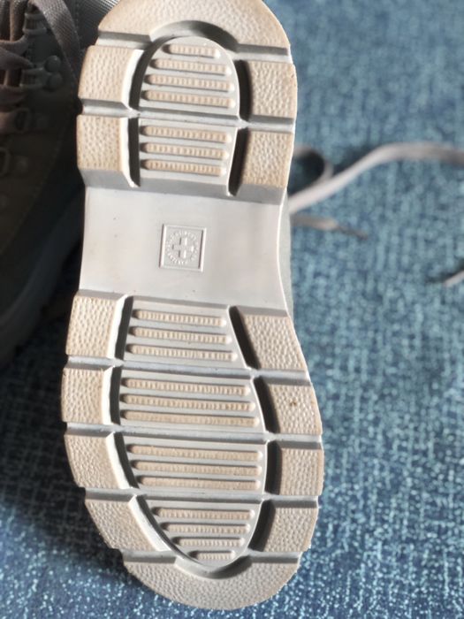 жіноче взуття DR. Martens