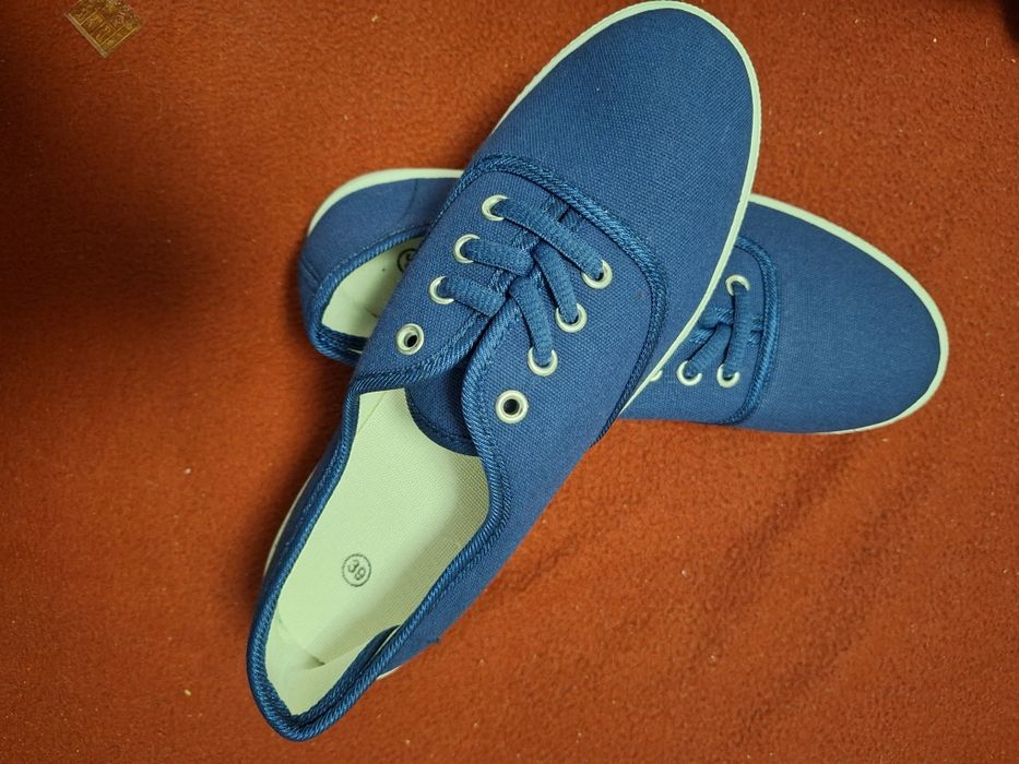Nowe damskie tenisowki granatowe.