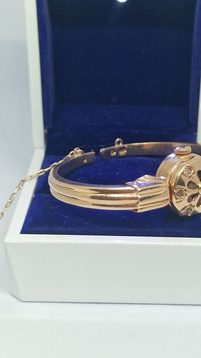 Золотий годинник Чайка 583*
Вага: 19.85г.
Розмір: 16-18.5 см.
Ціна: 67