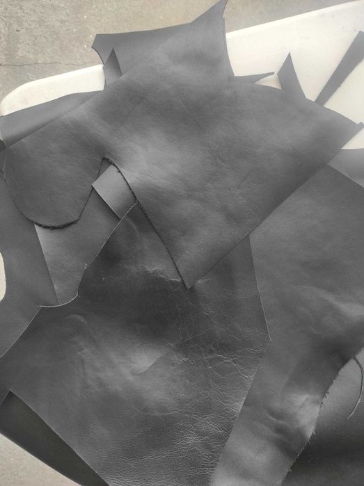 Vendo retalhos de pele / couro preto e outras cores