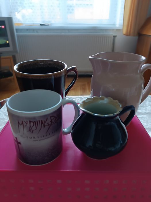 Стакани, бокали, кувшини