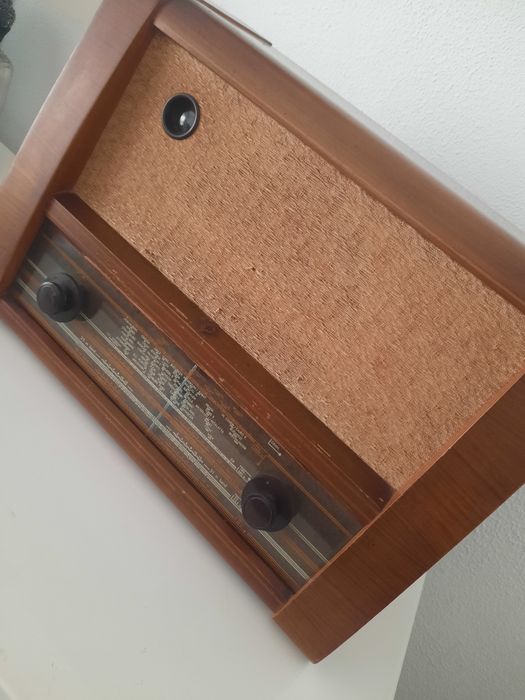 Rádio antigo a válvulas Siera