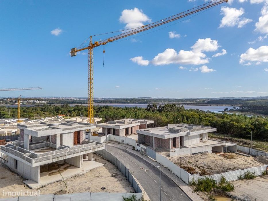 Lotes para moradia isolada junto à Lagoa Óbidos, ao golfe e à praia