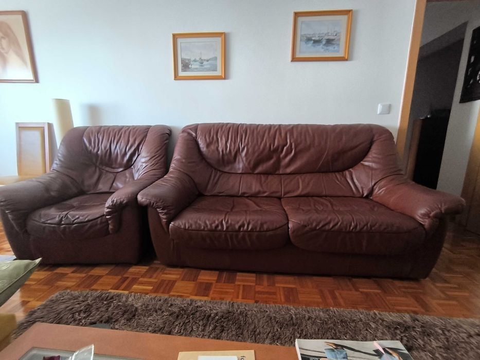 Sofá-cama e sofá individual em pele de vaca
