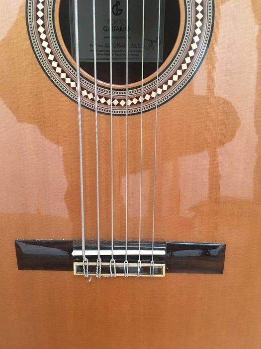 Baixo acústico de Porto Guitarra com ligação para amplificador