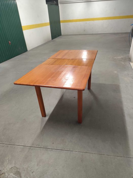Mesa de jantar em madeira maciça extensivel com 6 cadeiras