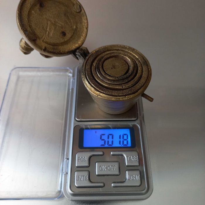 Pesos de farmácia em formato de copo em bronze