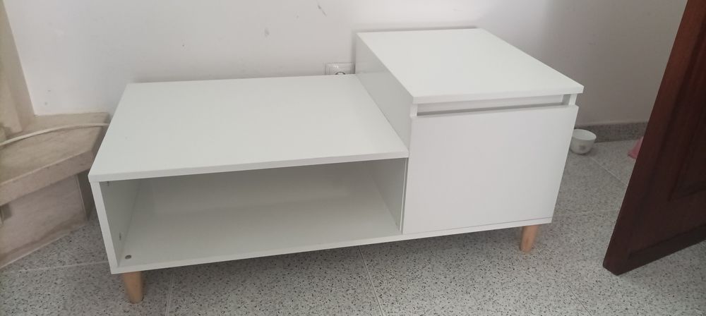 Mesa lateral em perfeito estado.