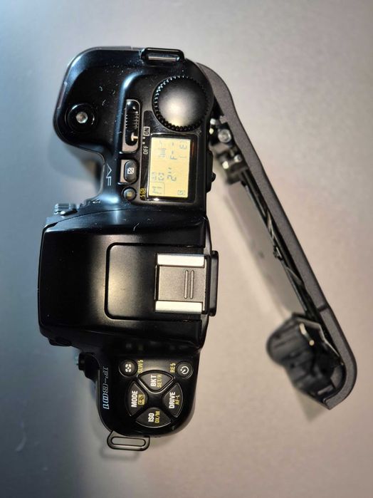 Nikon F-601 SLR  + 3 Objectivas Nikon ( 50mm + 35-80mm + 80-200mm )