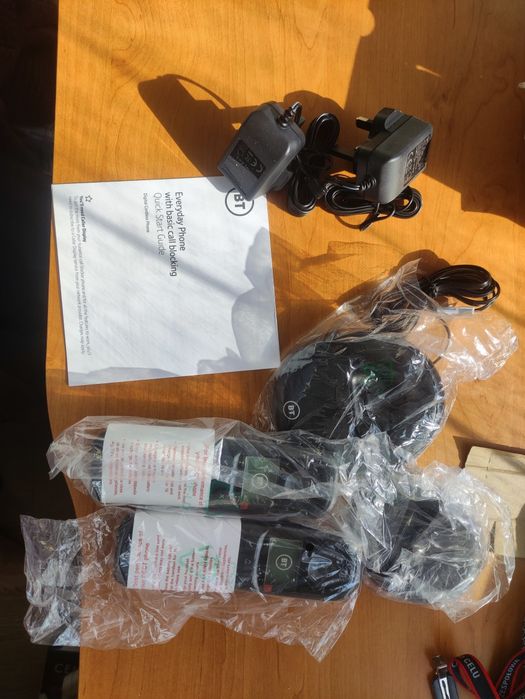 Telefon bezprzewodowy BT z podwójną słuchawką.