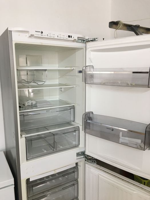 Frigorífico combinado de encastrar novo, por estrear