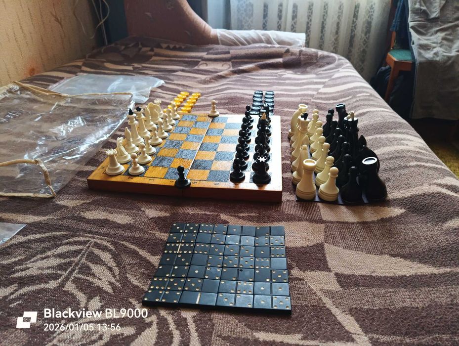 Шахматы,шашки,домино карболит - времён СССР 1979 год,доска 36 на 36 см