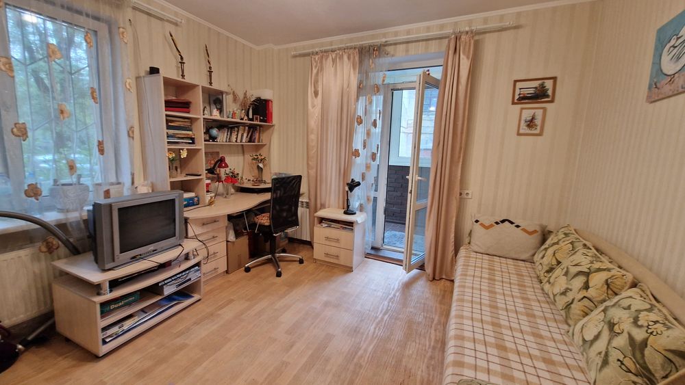 Вул. Лисичанська 35/4. Метро Палац Україна, Деміївська. Продамо 2к квартиру
