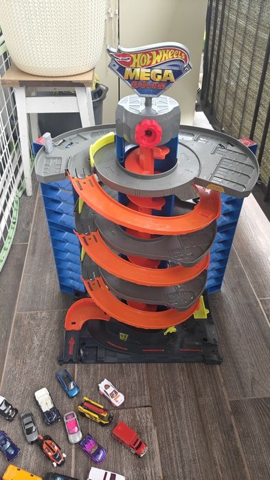 Garaż zabawkowy Hot Wheels  z autkami