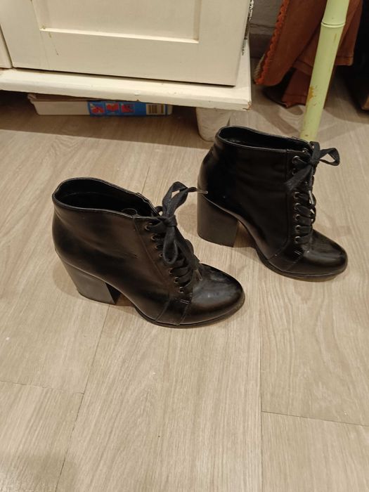 Botins em verniz preto