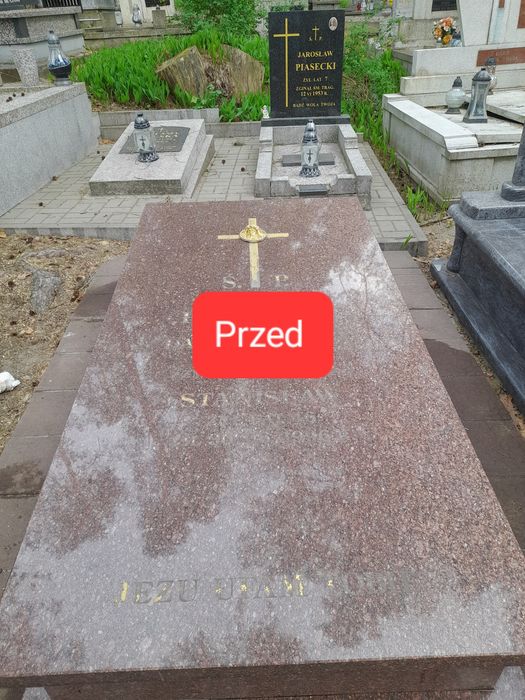 Odnawianie malowanie liter na pomniku.