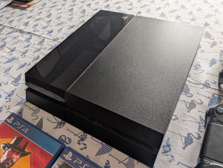 PS4 1TB + 2 comandos + 3 jogos