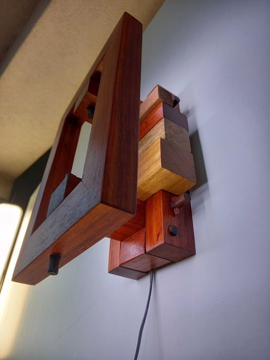 Candeeiro de parede a leds de madeira maciça