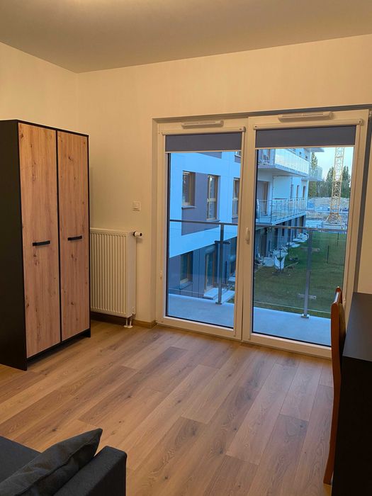 pokój z balkonem w mieszkaniu studenckim