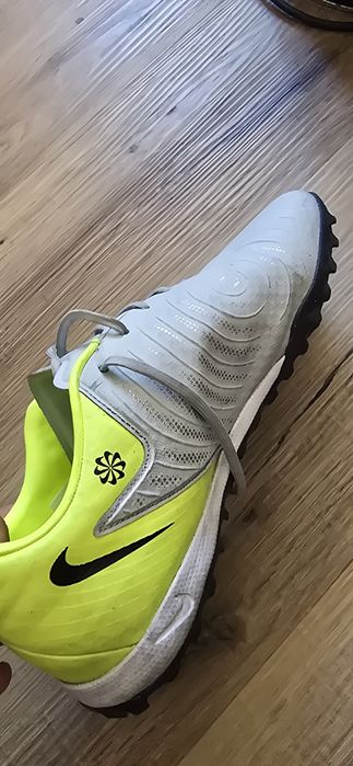 Chuteira Nike para relvado sintético