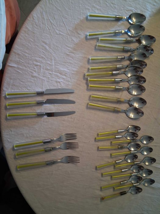 Conjunto de talheres usados
