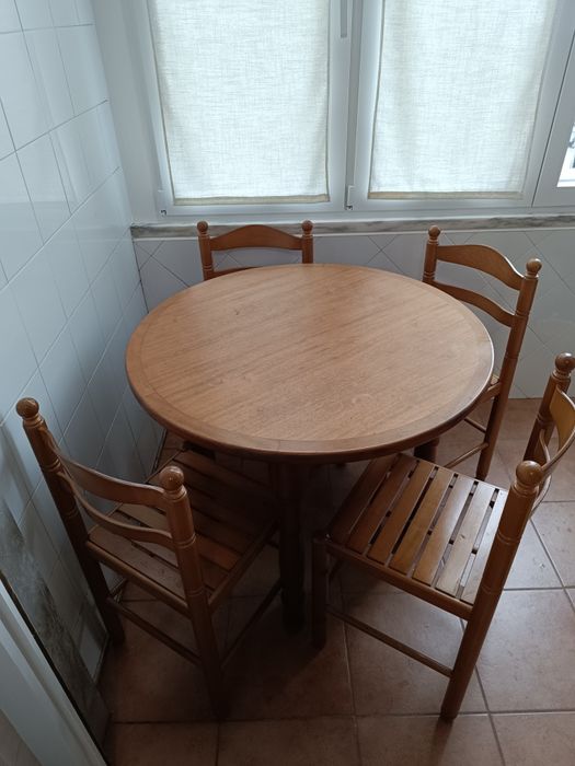 Mesa redonda com 4 cadeiras de madeira