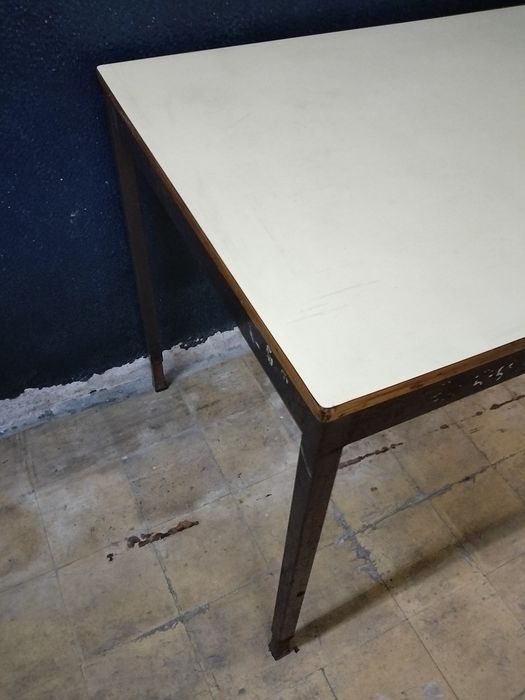 Mesa com tampo de fórmica