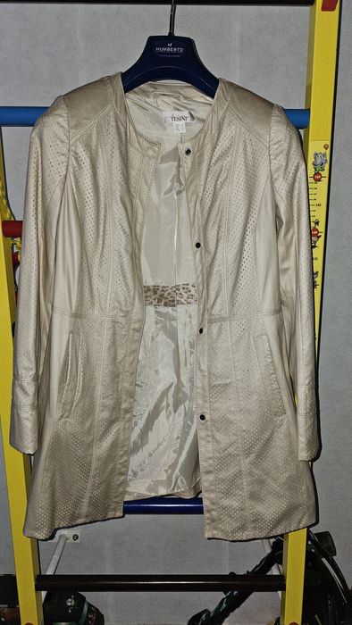 Тренч бежевого кольору