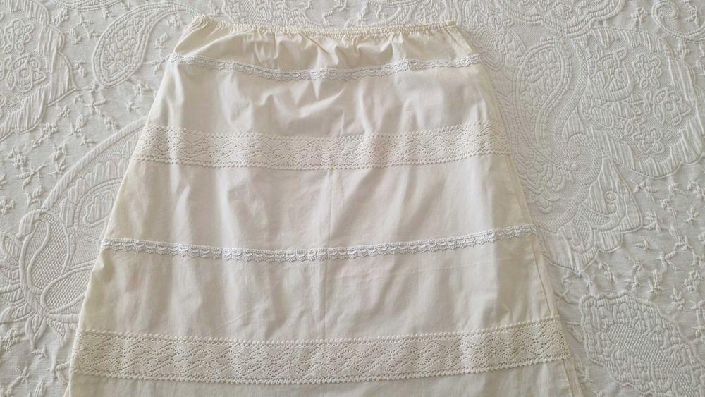 Saia branca, bordada com folhos e forrada, tamanho M