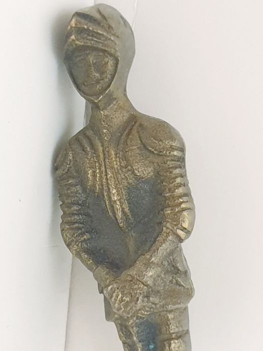 Antigo abre cartas figurativo em bronze - cavaleiro com armadura