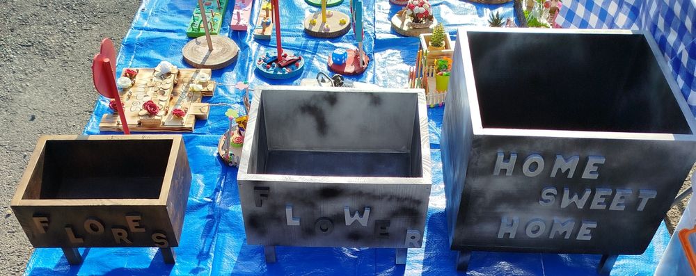 Vasos de madeira pintados á mão, pés em ferro. Madeira é pinho