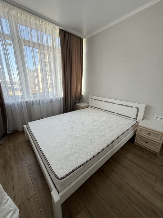 Ліжко біле, деревʼяне . З матрацом