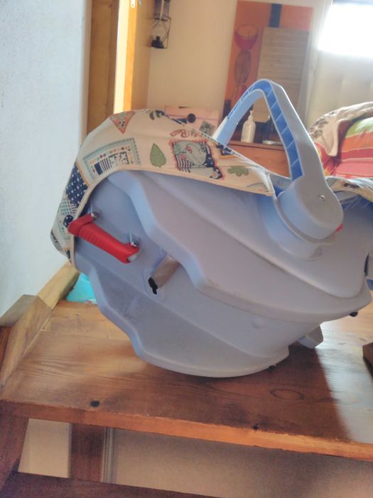 Cadeira de transportar bebe em automóvel