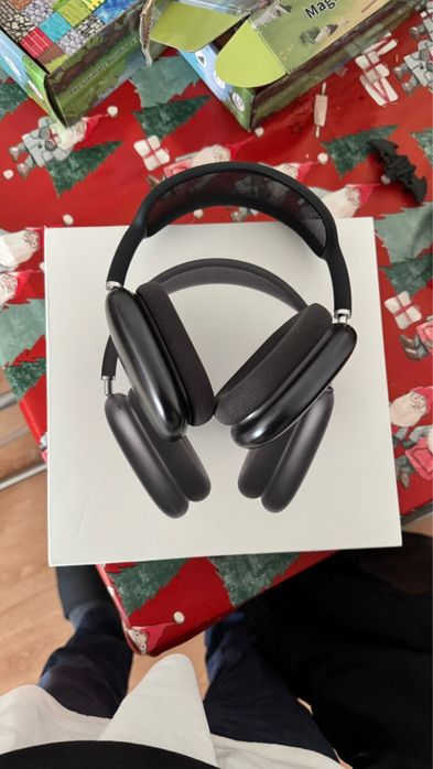 Airpods Max pretos com caixa