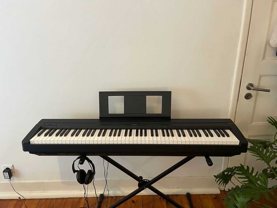 Piano Digital Yamaha P-45B + Suportes para Piano e Partituras