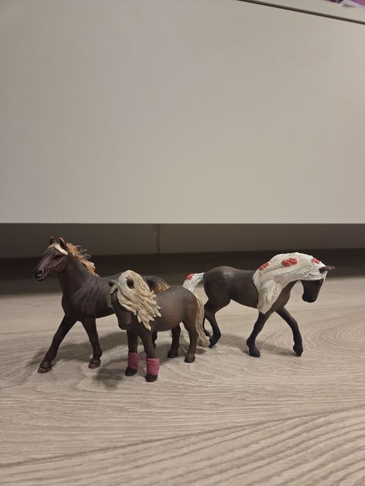 Oryginalne figurki koni schleich