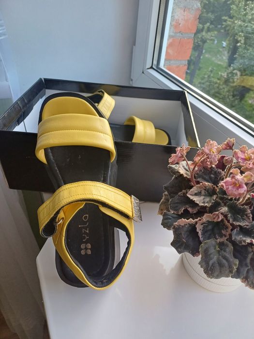 Босоніжки шкіряні.