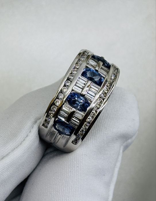 Золота каблучка з сапфірами та діамантами