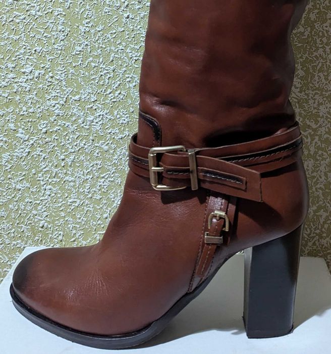 Чоботи на каблуку