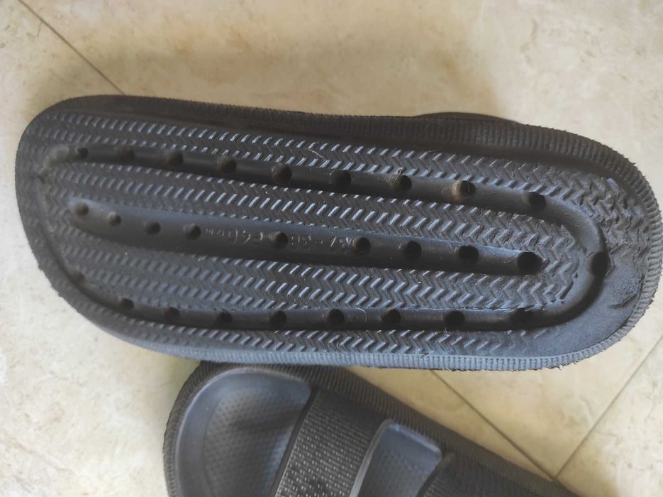 Sandálias em borracha prensada