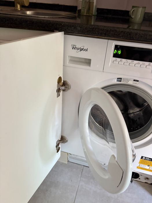 Máquina de lavar roupa inbutida usada