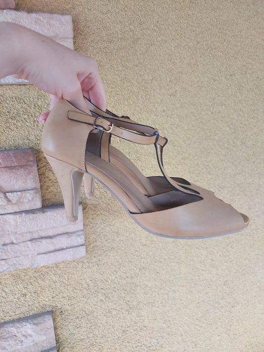 Buty na obcasie zapinane z odkrytymi palcami
