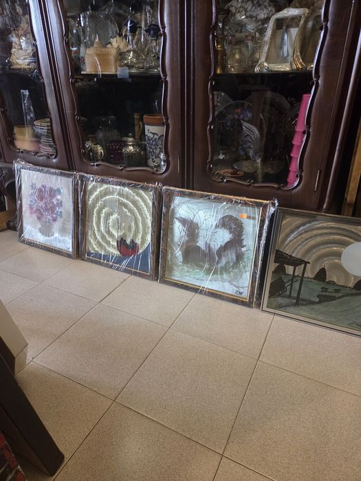 Varios quadros em folha metalica reluzente