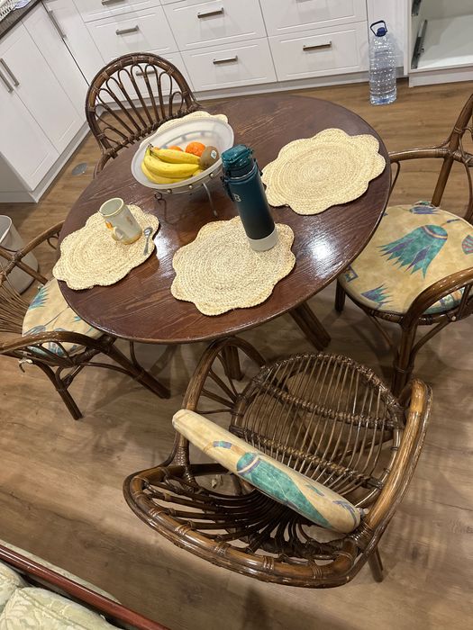 Conjunto de cadeiras, mesa e estante em bambo