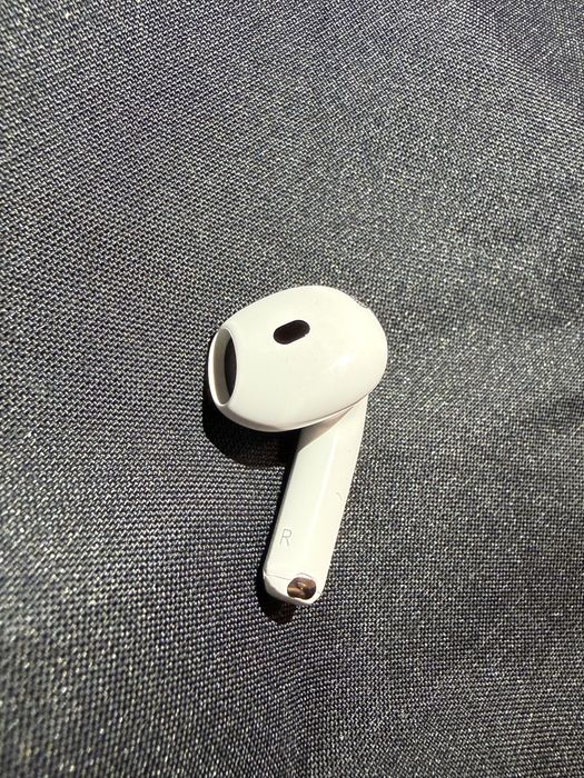 Продам навушник Apple AirPods 4 правий a3050