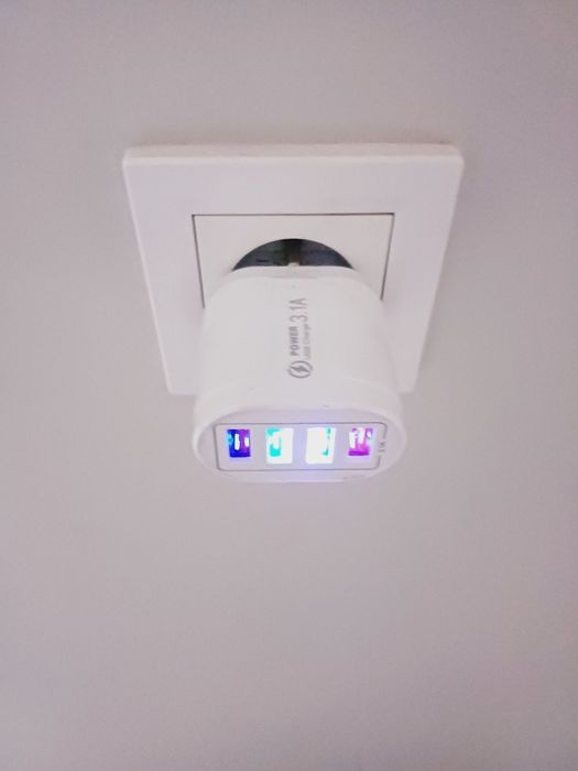 Biała ładowarka, wtyczka USB, szybkie ładowanie