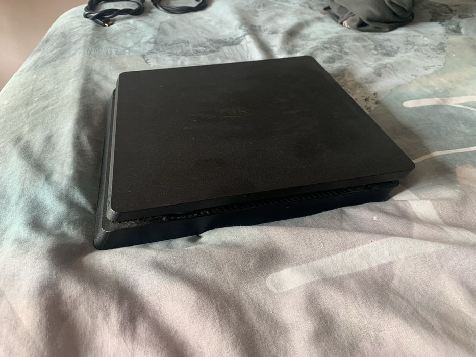 PlayStation 4 Slim – Excelente Estado e Totalmente Funcional