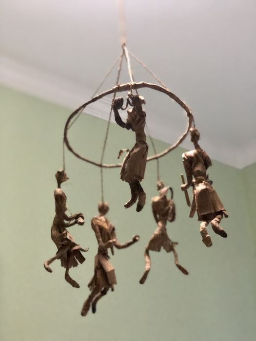 Espanta espiritos africano feito em folhas secas